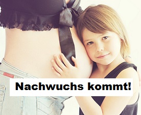 Kind horcht am Bauch der schwangeren Mutter